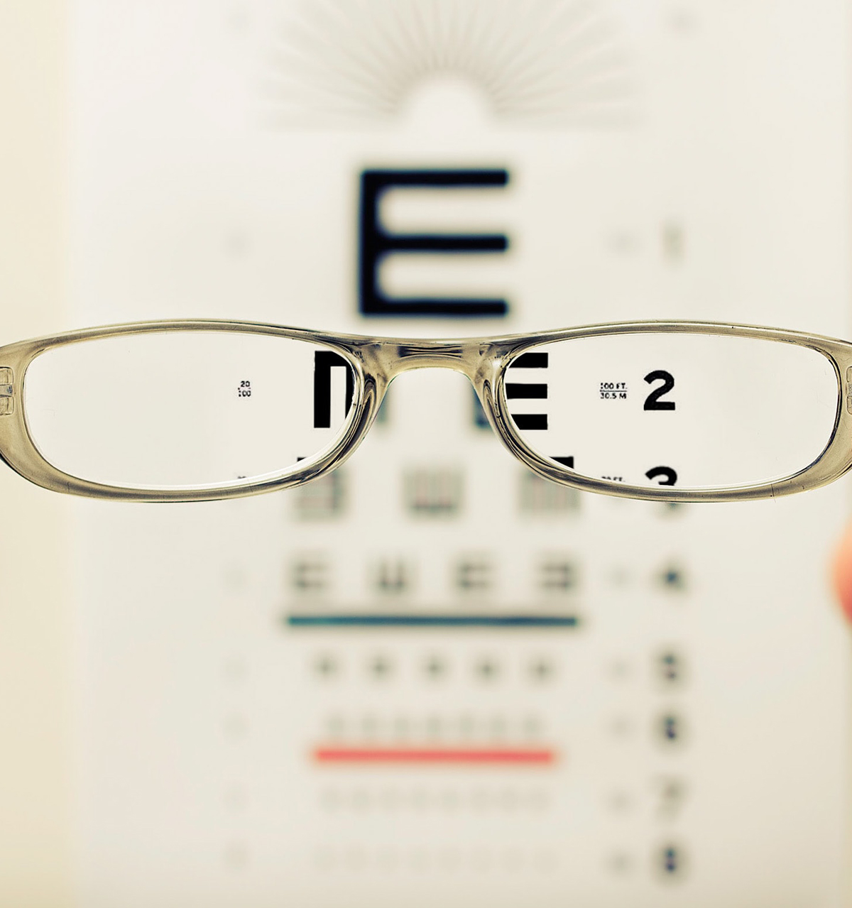 Glasses focussing eye chart